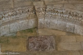 <center>Saint-Trinit.</center> Au-dessus de l’arc d’entrée de l’abside, en place d’honneur, un médaillon rectangulaire – sans doute en marbre - représente un thème en faveur en Haute-Provence : l’Agnus Dei, traité en bas-relief.