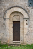 <center>Saint-Trinit.</center> La porte de la travée de chœur, étroite et décentrée, surmontée d'un arc en plein cintre dont l'archivolte repose sur deux bandeaux chanfreinés, est l’entrée du prieur. Sur le jambage de gauche, une  marque de tâcherons : un A couché.