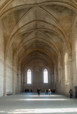 Palais des papes d'Avignon. Édifiée sous Clément VI, la Grande Chapelle, est dédiée aux apôtres Pierre et Paul et fut achevée après quatre années de travaux. Avec ses 52 mètres de long sur 15 mètres de large et 20 mètres de haut, sa nef est exceptionnelle