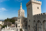 La cathédrale Notre-Dame des Doms. De style roman provençal, elle date de 1150, puis fut agrandie aux XIVe et XVIIe siècles par des chapelles latérales.