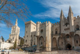 <center>Palais des Papes d'Avignon </center>Le Palais des Papes est le plus grand palais gothique du monde, témoignage de l’âge d’or du XIVe siècle et de la présence parfois oubliée de neuf papes en Avignon. C’est à Benoît XII que l’on doit la construction de la première résidence pontificale appelée aujourd’hui le palais Vieux et les extensions - le palais Neuf - se feront sous l’impulsion de Clément VI. Il aura fallu 17 années à peine, de 1335 à 1352, pour ériger cet extraordinaire palais, classé Monument historique depuis 1840 et inscrit sur la liste du patrimoine mondial de l’UNESCO depuis 1995, ainsi que le centre historique d'Avignon.