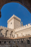 <center>Couloir du Consistoire.</center>Cloître Benoît XII. La tour de la Campane et la statue de Notre-Dame des Doms.