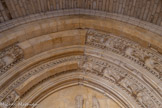 <center>La loggia.</center>Sous des dais finement sculptés, des figures d’anges agrémentent les voussures de l'archivolte intérieure, dans l'archivolte extérieure, on a des personnages bibliques.