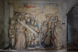 <center>Sacristie Nord.</center>Retable du portement de croix. Moulage de plâtre.
XXe siècle.
Bruno Parizat.
Dépôt du Musée Calvet, Avignon.
D’après l’original commandé en 1478 par le roi René a Francesco Laurana, pour orner le maître-autel de l’église du couvent des Célestins à Avignon. Le retable en marbre polychrome, aux dimensions exceptionnelles, se trouve depuis 1850 à l’église Saint-Didier.
C’est l’une des plus anciennes œuvres de la Renaissance provençale et dont la facture se rapproche de l’arc de triomphe du Castel Nuovo de Naples. Le paysage urbain en bas-relief qui sert de fond à la scène offre un catalogue d’architecture renaissante alors inconnue en Provence.