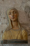 <center>Sacristie Nord.</center>Sainte Catherine de Sienne. Terre cuite.
Palais des Papes.
Elle vécut de 1347à 1380. Fille d’un teinturier de Sienne, des dons miraculeux la désignèrent très jeune pour la sainteté. Contre la volonté de sa famille, elle rejoignit le tiers-ordre dominicain. Suivant une révélation du Christ, elle entreprit en 1376 le voyage d'Avignon, pour négocier la paix entre la ville de Florence et le pape Grégoire XI. L'entreprise se solda par un échec mais sa rencontre avec le pape prépara le retour à Rome du gouvernement de l'église qui advint en janvier 1377. Cette sculpture appartient à une série importante de copies d’une œuvre qui était autrefois considérée comme la Vera effigies de la Sainte à l'âge de 33 ans. La tradition voulait que le buste ait été réalisé à partir du masque mortuaire de la sainte.
