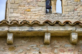 <center>La chapelle de la Madelène. <center> La corniche sur modillons est ornée de motifs géométriques. Elle est constituée de dalles jointoyées au-dessus des modillons. Certains modillons sont en forme de têtes d'animaux.