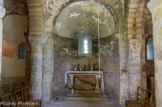 <center>La chapelle de la Madelène. <center> L'abside centrale, voûtée en cul-de-four, est encadrée par deux colonnes composées de plusieurs fragments de colonnnes antiques, et  surmontées de chapiteaux.