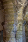 <center>La chapelle de la Madelène. <center> Le chapireau nord est coiffé d'une simple imposte. Sa corbeille parallélépipédique a ses angles rabattus, formant des feuilles.