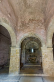 <center>La chapelle de la Madelène. <center> L'arc doubleau qui sépare les deux travées centrales est constitué de claveaux soigneusement appareillés.