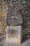 <center>Cabrières d'Avignon</center> Stèle en souvenir du massacre des Vaudois, les 19 et 20 avril 1545, retranchés dans ce château sous la conduite d'Eustache Marron, par les gtroupes du roi et les merceniares du pape sous les ordres de Maynier d'Oppède.