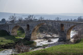 <center>Le pont Julien.</center>Il se compose de trois arches en plein cintre, l'arche centrale étant plus élevée que celles qui la flanquent au nord et au sud ; les piles intermédiaires sont percées de grandes baies cintrées pour faciliter l'évacuation des eaux en période de crues (dégueuloirs) et munies en amont d'avant-becs semi-circulaires.