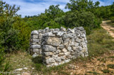 <center>Le mur de la peste</center>Col de la Ligne. Une guérite.