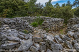 <center>Le mur de la peste</center> Une baraque.