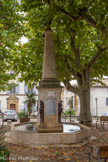 <center>Place du 14 juillet</center>La grande fontaine, ajoutant à cette place un charme typiquement provençal, a été érigée en 1806. Avant sa construction, se trouvait à cet endroit une croix qui protégeait les transactions et donnait mauvaise conscience aux marchands peu scrupuleux. Sur la fontaine se trouve la plaque attestant la date d’autorisation du marché les lundis, accordée par Charles IX. L'obélisque se termine par une boule.