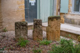 <center>Cour de la Mairie</center>Stéles votives. Ce sont des termes qui servaient pour délimiter les territoires entre Villelaure et Cadenet.