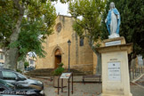 <center>Église Saint-Étienne</center>L’église, fut construite primitivement entre 1537 et 1538, et terminée le 21 mars 1838, comme l’indique la signature du maître d’oeuvre, Etienne Bone(ff ou ss)ille se trouvant sur la base du clocher. La vierge en fonte trônant sur la place a été installée très probablement après 1837. Elle représente la volonté de l’Église de réévangéliser la ville de Cadenet, emmenant une série de missions, puis de jubilés successifs, durant tout le XIXe siècle.