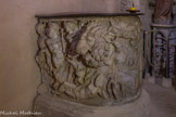 <center>Église Saint-Étienne</center>À gauche, une femme est couchée, le haut du corps nu, la tête et les bras ont été mutilés. Prés d’elle est un petit enfant nu.. Au-dessus d'elle, un gros mufle de lion se détache de la cuve ; à côté est un personnage vêtu d'une très courte tunique et dont les plis annoncent qu’il accourt ; ses bras mutilés semblent dirigés vers le ciel. En-dessous de la tête de lion est encore un petit enfant. Après vient un Centaure, dont une jambe est complètement détachée du marbre ; il porte sur la poitrine une guirlande de lierre ou de vigne ; le bras est mutilé ; il semble qu’il devait jouer d'une lyre qu’on voit vers sa tête ; enfin après lui vient un dernier personnage, c’est une femme qui pleure.