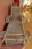 <center>Musée de la vannerie</center>CHAISE LONGUE Vietnam, région du Tonkin ?
Fin du XIXe siècle / début du XXe siècle
Bambou, rotin, pointes métalliques. Objet restauré en 2022 par Morgann Fosse-Danglot, étudiante à l'Institut National du Patrimoine
Cette chaise longue en rotin et bambou, acquise par le Département en 1990 pour le Musée de la Vannerie, est un objet d'origine coloniale, fabriqué en Indochine par les artisans vietnamiens pour les colons français, à la fin du XIXe siècle ou au début du XXe siècle. L'histoire de cette chaise longue, objet de confort et de détente, fut longtemps méconnue. Elle a pu être retrouvée dans le cadre d'un partenariat institué en 2021 avec l'Institut National du Patrimoine (INP) en faveur de sa restauration.