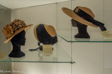 <center>Musée de la vannerie</center>A gauche : Chapeau « Capote de femme dit aux rosaces »
Province d'Âvila, Espagne. Chapeau en paille tressée à 7 brins cousu à ta main, bandeau décoré de rosaces et fleurs de paille, calotte ornée de tresses de paille en forme de guirlande et représentant une fleur, bord décoré de guirlande de paille tressée. <br> Au ecntre : Chapeau de femme dit « CAPOTE » au bavolet
Fin du 19e siècle
Chapeau en paille tressée à 7 brins cousus à la main, bandeau décoré de deux rubans de velours noir superposés en forme de V sur le devant terminé par un bavolet à l’arrière, intérieur du bandeau doublé de tulle gris bleu amidonné, deux rubans de velours noir se lacent sous le menton, laiton faisant le tour du bord intérieur pour apporter de la tenue au chapeau. Annotation « Moreau » au stylo rouge à l'intérieur du bandeau. . <br> A droite : Chapeau de femme dit « Capeline »
Provenant de la maison « M.JUD »
6, rue des Capucins, Lyon.
Fin du 19ème siècle.
Chapeau en paille tressée à 5 brins, large bord ondulé à l'avant et recourbé sur les côtés, ruban et ganse en taffetas de carreaux jaune et marron bordé de rose, intérieur de la passe en satin amidonné beige rosé. Les trois : Collection Borel, Collections du musée de la vannerie Cadenet.