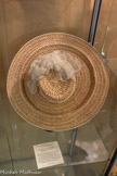 <center>Musée de la vannerie</center>Chapeau de femme dit à la dentelle blanche
Provenant de la maison « MISS » 51 rue Saint Ferréol, Marseille.
Début du 20e siècle.
Chapeau en paille tressée à 7 brins cousus à la main et bordé de chevrons, bord large se relevant près du bordé, calotte décorée d'un gros grain blanc recouvert de rubans plissés de dentelle banc, liseré de gros grain blanc sur le bordé , intérieur doublé de velours blanc, élastique tressée cousue à l'intérieur de la passe.
Collection Borel Collections du musée de la vannerie Cadenet