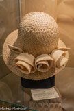 <center>Musée de la vannerie</center>Chapeau  de jeune fille dit « Cloche » aux trois roses. 1960.  
Chapeau tissé en feuilles de palmier, passe décorée à l’avant de 3 roses naturelles et marron clair en rabane, intérieur de la passe en coton tissé blanc. Collection Dridi, Collections du musée de la vannerie Cadenet.
