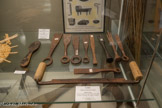 <center>Musée de la vannerie : les outils.</center>Au premier plan, PLANES
Utilisées à Cadenet, XXe siècle. Métal et bois.
Servent à amincir les gros bois et les rotins formant l'armature des coffres et malles.
Don A DRARIN - inv. 70. <br> BATTES
Utilisées à Cadenet, XXe siècle
Métal.
Servent à tasser l’osier tissé entre les montants. Dons : M. ARAMAND - H. BARTHELEMY- P.JEAN