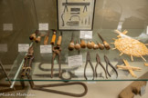 <center>Musée de la vannerie : les outils.</center>Serpettes, poinçons, sécateur, tenailles, pinces plates.
