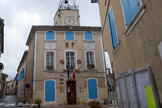 <center>Caderousse.</center> Façade de l'Hôtel de ville de Caderousse avec marques (plaques noires à gauche) des inondations historiques de 1827, 1840 et 1856.