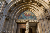 <center>La cathédrale Saint-Siffrein </center>Le tympan lisse s'oppose aux sculptures du linteau et des voussures. On y voit les traces de peintures du XVIe s. représentant la Sainte Trinité.