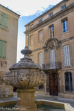 <center>La cathédrale Saint-Siffrein </center>Au n° 43, l'hôtel Tillia d'Olonne (1743); On y trouve aussi, au n° 33, l'hôtel Ripert d'Alauzier du XVIIe s., remanié au XIXe s., et au n° 3, une porte XVIIe s.