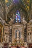 <center>La cathédrale Saint-Siffrein </center>Chapelle de la vierge. Statue de la Vierge, XIXe. Colonnes torses pour accrocher la lumière, fronton interrompu surmonté de deux petits angelots, hors de l'oeuvre, tout est caractéristique de l'art baroque.