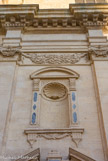<center>La cathédrale Saint-Siffrein </center> Niche avec la coquille st Jacques, symbole de la nativité, au-dessus une guirlande de fruits