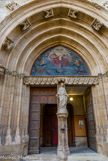 <center>La cathédrale Saint-Siffrein </center>Le portail S. de la cathédrale, dit porte juive qu'empruntaient les néophytes juifs à l'occasion de leur baptême.