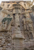 <center>La cathédrale Saint-Siffrein </center>Le contour des sculptures est orné d'une ligne creuse qui augmente le relief. L’arc antique qui a servi d’entrée à l’ancienne cathédrale.