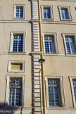 <center>Palais de Justice de Carpentras</center>Un des bossages verticaux en fort relief : en bas, les bossages sont arrondis, au deuxième niveau ils sont taillés en diamant, et au troisième ils sont bruts.