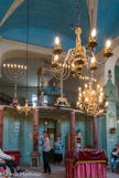 <center>La Synagogue</center>La tribune de l'officiant, de plan convexe, ornée d'une rampe en fer forgé, est supportée par quatre colonnes toscanes peintes en faux marbre. Elle abrite un pupitre couronné d'un baldaquin. Une vaste salle située à l'arrière, est la salle dite salle des chœurs. Au 18ème siècle l’officiant se tenait à l’étage, comme en témoigne la Teba placée au-dessus de l’entrée. Aujourd’hui le pupitre est placé devant le tabernacle