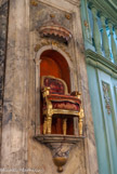 <center>La Synagogue</center>Le fauteuil d’Elie : petit fauteuil à droite de l’arche sainte. Dans la tradition, le prophète Elie est invité à toutes les circoncisions, d’où la présence de son siège sur lequel le petit garçon entre dans l’Alliance d’Abraham