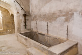 <center>La Synagogue</center>En sous-sol le mikvé, la piscine rituelle des femmes (XIVe siècle). Ce bain rituel répond à l’exigence de pureté faite aux femmes en rapport avec la liturgie du temple : l’impureté liée aux différents actes de la vie impose la re-naissance, la régénération grâce au mikvé. Il doit être creusé à même le sol et alimenté par une source d’eau naturelle.
Le premier est un petit bassin rectangulaire de 1,30 m. de profondeur avec un escalier de sept marches, muni d’un système de pompe à main pour amener l’eau préalablement chauffée dans une cuve attenante.