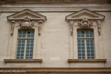 <center>Ancien Hôtel Dieu de Carpentras</center>Les fenêtres de l'étage sont abritées par des frontons triangulaires sur consoles.
