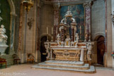 La chapelle de l'hôtel-Dieu <br>L'autel de marbre polychrome avec tabernacle et baldaquin est dans le goût italien.