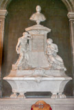 La chapelle de l'hôtel-Dieu <br>Sous le buste, un sablier cassé,symbole de  vanité.