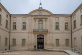 Hôtel-Dieu <br> Cour intérieure. Les bâtiments s'ordonnent autour d'une cour carrée. Pour la symétrie, il y des encadrements sans fenêtres. Toutes les fenêtres étaient en vitraux, Moricelly les fit refaire avec des petits carreaux.