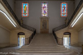 Hôtel-Dieu <br> L’escalier d'honneur. Le parti pris est celui de l’escalier monumental, suspendu à marches portant limon, chef d’œuvre architectonique. L’architecte Antoine d’Allemand amplifie ici le modèle d’escalier qu’il a dessiné en 1713 pour l’hôtel de Salvador, rue de la Masse, en Avignon. Afin d’offrir à cet escalier l’espace indispensable à son déploiement, il a été édifié en hors-œuvre sur une partie du jardin des religieuses. D’un point de vue pratique, cet escalier offrait une meilleure circulation entre les parties sud et nord de l’édifice et facilitait le transport des malades. Visuellement, son caractère monumental et le départ de la double volée de rampes à partir du palier rendent perceptible cette articulation entre les différents corps de bâtiment Cette réalisation d’envergure a été confiée à l’entrepreneur) comtadin Jean-Pierre Teissier.