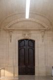 Hôtel-Dieu <br> Porte de la chapelle, avec deux rinceaux de chaque côté et une agrafe au centre.
