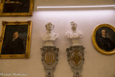 Hôtel-Dieu <br>A gauche, buste en marbre de Monseigneur d’Inguimbert, à droite, Emile Aldebert. <br> 
Carpentras doit les deux plus beaux fleurons de son patrimoine à dom Malachie d’Inguimbert (1683-1757)- Issu d’une famille aristocratique impécunieuse, Joseph-Dominique d’Inguimbert entre chez les Dominicains en 1699 et accomplit une partie de sa formation dans le couvent de son ordre à Paris. Ordonné en 1707, il part deux ans plus tard pour Rome en vue d’y régler un procès familial. Il n’en revient qu'après vingt-six ans. Pour des raisons non élucidées, il devient trappiste en 1714 sous le nom de dom Malachie.
Remarqué par le cardinal Laurent Corsini, futur Clément XII , il entre à son service. Membre de la famiglia pontificia, dom Malachie jouit d’une position brillante. Promu en 1730 archevêque in parti- bus de Théodosie, pourvu de revenus conséquents, le confesseur et le conservateur de la bibliothèque du pape est pressenti pour figurer sur la prochaine liste des porporati... lorsqu’une cabale l’éloigne définitivement de Rome. En 1735, Clément xii le nomme au siège épiscopal de Carpentras. Soucieux des devoirs de son ministère et de l’application des principes du concile de Trente, Mgr d’Inguimbert cherche simultanément à secourir l’indigence intellectuelle et physique en créant une « bibliothèque-musée publique » et en bâtissant un hôtel-Dieu. Les œuvres de ce philanthrope et humaniste ont laissé une empreinte durable à Carpentras. Gravé sur le socle de la statue érigée en son honneur en 1858, un distique de J.-L. Piot, poète avignonnais, résume l’hommage des Comtadins:
Ses libérales mains ont laissé dans Vaucluse Le pauvre sans besoin, l’ignorant sans excuse.