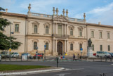 L'hôtel-Dieu <br> La longue façade (130 m) à l'italienne est rythmée par 15 ouvertures au rez-de-chaussée et à l'unique étage. Elle est constituée d'une partie centrale, couronnée d'une balustrade avec six pots à feu et encadrée par deux corps simples.