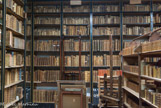 <center>Ancienne bibliothèque Inguimbertine.</center>La municipalité déménage en 1847 les collections en un hôtel particulier dans lequel la bibliothèque, avec ses rayonnages et son classement du dix-huitième siècle, se trouve encore.