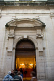 Collège où enseignèrent F. V. Raspail et l'entomologiste J-H Fabre. Le collège fut confié aux jésuites en 1607. la façade resta inachevée. En 1602, Carpe,tras dépose la demande pour fonder un collège de Jésuites, mais il en existait déja un à Avignon. Cette demande fut refusée, les carpentrasiens se tournérent alors vers les dominicains. Voyant cela, les jésuites revinrent sur leus décision. C'est l'architecte jésuite, Etienne Martellange, qui exécuta les plans de la chapelle d'inspiration baroque. Niches de chaque coté, fronton mais rien n'est terminé : boudin au lieu de guirlandes, esquisse de coquille st Jacques, frise avec triglyphes sans les métopes.