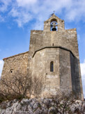 <center>Ermitage Saint-Jacques de Cavaillon</center> L'ermitage a été construit à plusieurs époques. Le plan de la chapelle est rectangulaire, avec une abside en arc de cercle (pentagonale à l'extérieur).