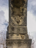 <center>Arc antique de Cavaillon</center> L'intrados des arcs est constitué de caissons ornés de rosettes.